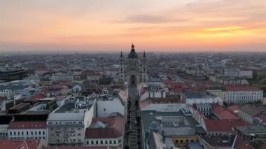 Şok edici Gündoğumu, Budapeşte şehrinin gökyüzü görüntüsü sabahın erken saatlerinde St. Stephens Bazilikası Szent Istvan Bazilikası. Macaristan