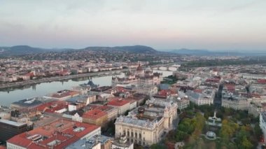 Macaristan 'ın Budapeşte kentindeki Tuna Nehri' nin doğuşuyla Macar Parlamento Binası 'nın hava manzarası. Seyahat, turizm ve Avrupa 'nın Siyasi Simgesi Hedefi
