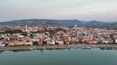 Sabah ışığı, Budapeşte, Macaristan 'ın Havadan Görüntü Çekimi. Buda ve Tuna nehri gün doğumunda