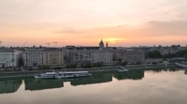 Şok edici Gündoğumu, Budapeşte şehrinin gökyüzü görüntüsü sabahın erken saatlerinde St. Stephens Bazilikası Szent Istvan Bazilikası. Macaristan