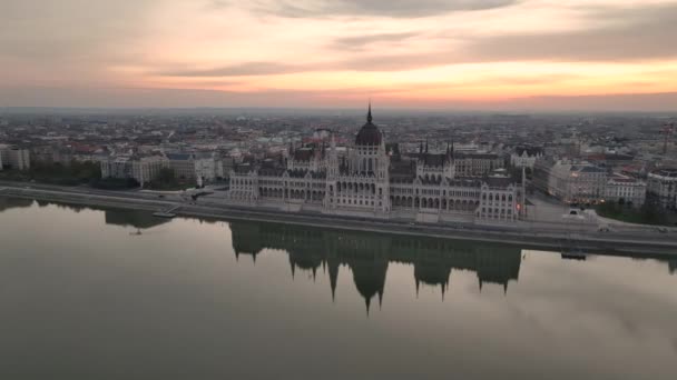 Widok Powietrza Budynek Parlamentu Węgierskiego Wschodzie Słońca Nad Dunajem Budapeszt — Wideo stockowe