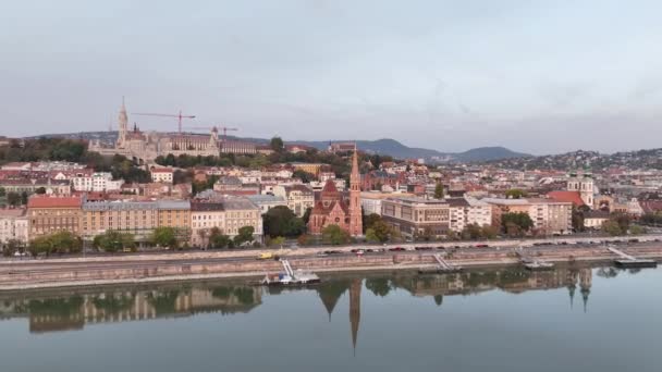 朝の光 ブダペストの空中ビューの確立 ハンガリー 日の出にブダとドナウ川 — ストック動画