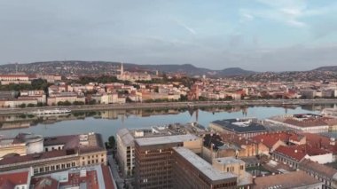 Sabah ışığı, Budapeşte, Macaristan 'ın Havadan Görüntü Çekimi. Buda ve Tuna nehri gün doğumunda