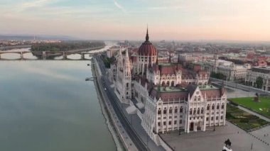 Macaristan 'ın Budapeşte kentindeki Tuna Nehri' nin doğuşuyla Macar Parlamento Binası 'nın hava manzarası. Seyahat, turizm ve Avrupa 'nın Siyasi Simgesi Hedefi
