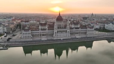 Macaristan 'ın Budapeşte kentindeki Tuna Nehri' nin doğuşuyla Macar Parlamento Binası 'nın hava manzarası. Seyahat, turizm ve Avrupa 'nın Siyasi Simgesi Hedefi