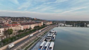 Budapeşte Margaret Köprüsü ya da Margit 'in havadan görünüşü Tuna Nehri' nin üzerine gizlenmiş. Şehirde toplu taşıma. Sarı tramvay köprüden geçiyor. Macaristan.