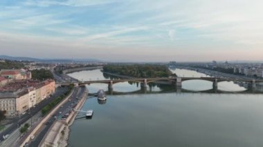 Budapeşte Margaret Köprüsü ya da Margit 'in havadan görünüşü Tuna Nehri' nin üzerine gizlenmiş. Şehirde toplu taşıma. Sarı tramvay köprüden geçiyor. Macaristan.