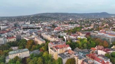Macaristan 'ın Budapeşte şehrinin hava manzarası gün doğumunda yükseliyor
