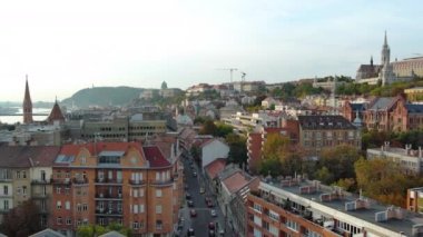 Macaristan 'ın Budapeşte şehrinin hava manzarası gün doğumunda yükseliyor