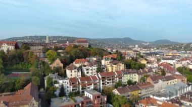 Budapeşte şehrinin gökyüzü manzarası. Buda 'lı Mary Magdalene Kilisesi, Varkerulet Bölgesi' nin en eski kiliselerinden biri, Buda Kalesi Bölgesi. Macaristan