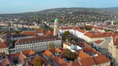 Budapeşte şehrinin gökyüzü manzarası. Buda 'lı Mary Magdalene Kilisesi, Varkerulet Bölgesi' nin en eski kiliselerinden biri, Buda Kalesi Bölgesi. Macaristan