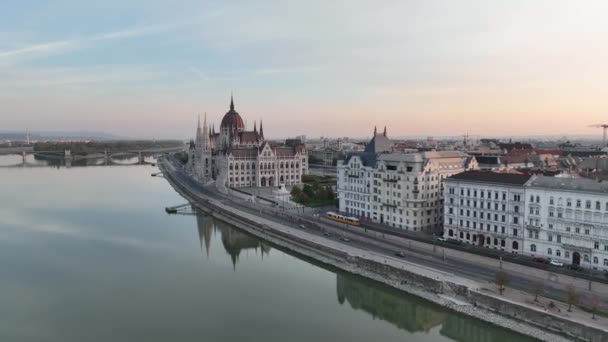 Widok Powietrza Budynek Parlamentu Węgierskiego Wschodzie Słońca Nad Dunajem Budapeszt — Wideo stockowe