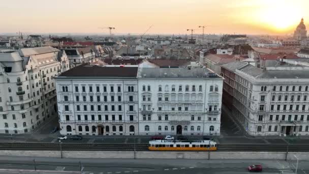 Typisk Budapest Spårvagn Passerar Genom Stadsdelen Vackra Gyllene Timmen Soluppgång — Stockvideo