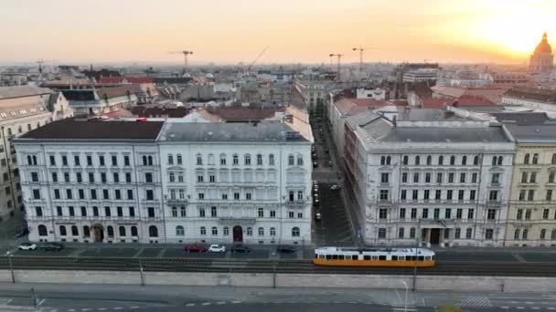 Typické Budapešť Tramvaj Procházející Městskou Čtvrtí Krásné Zlaté Hodině Východu — Stock video