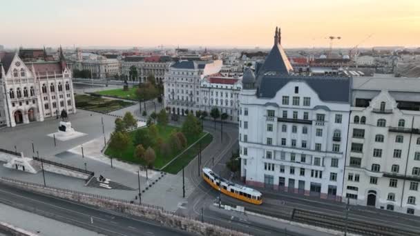 Typické Budapešť Tramvaj Procházející Městskou Čtvrtí Krásné Zlaté Hodině Východu — Stock video