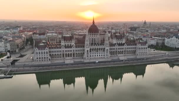 Aerial View Hungarian Parliament Building Sunrise Danube River Budapest Hungary — Stock Video