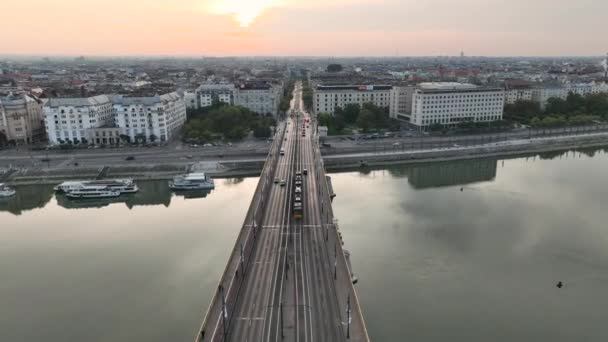 ブダペストの空中ビューマーガレットブリッジまたはマージットはドナウ川 堤防の上に隠しました 市内の公共交通機関 黄色いトラムが橋を通っている ハンガリー — ストック動画