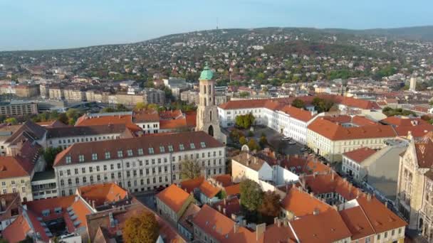 ブダペスト市内のスカイラインの空中ビュー マリア マグダレナ ブダ教会 Mary Magdene Buda ブダ城地区のヴァルケレ地区で最も古い教会の一つ ハンガリー — ストック動画