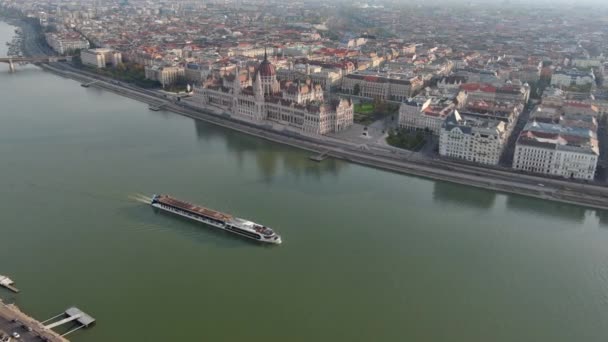 Letecký Pohled Budovu Maďarského Parlamentu Při Východu Slunce Řekou Dunaj — Stock video