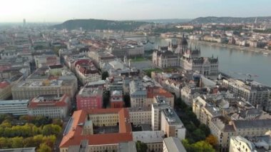 Macaristan 'ın Budapeşte kentindeki Tuna Nehri' nin doğuşuyla Macar Parlamento Binası 'nın hava manzarası. Seyahat, turizm ve Avrupa 'nın Siyasi Simgesi Hedefi
