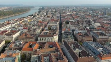 Macaristan 'ın Budapeşte şehrinin hava manzarası gün doğumunda yükseliyor