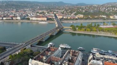 Budapeşte Margaret Köprüsü ya da Margit 'in havadan görünüşü Tuna Nehri' nin üzerine gizlenmiş. Şehirde toplu taşıma. Sarı tramvay köprüden geçiyor. Macaristan.