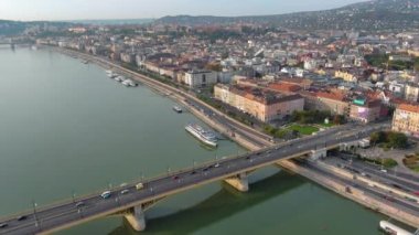 Budapeşte Margaret Köprüsü ya da Margit 'in havadan görünüşü Tuna Nehri' nin üzerine gizlenmiş. Şehirde toplu taşıma. Sarı tramvay köprüden geçiyor. Macaristan.