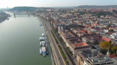 Macaristan 'ın Budapeşte şehrinin hava manzarası gün doğumunda yükseliyor