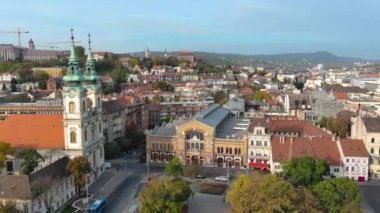 Budapeşte şehrinin gökyüzü manzarası, Batthyany Meydanı veya Batthyany Meydanı, Budapeşte 'de bir kasaba meydanı. Tuna 'nın Buda tarafında yer almaktadır.
