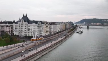 Bulutlu bir günde Tipik Budapeşte Tramvayı 'nın şehir mahallelerinden geçerken hava görüntüsü, Macaristan' ın geniş açılı takibi takip ediyor.