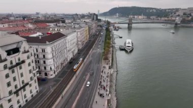 Bulutlu bir günde Tipik Budapeşte Tramvayı 'nın şehir mahallelerinden geçerken hava görüntüsü, Macaristan' ın geniş açılı takibi takip ediyor.