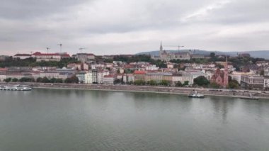 Budapeşte şehrinin ufuk çizgisi, hava manzarası. Balıkçılar Kalesi, Matthias Kilisesi, Buda tarafı, bulutlu gün Macaristan