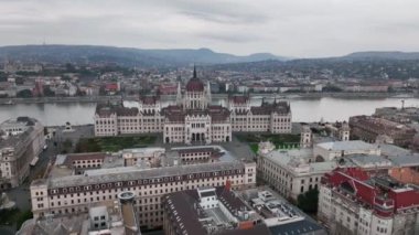 Macaristan 'ın bulutlu bir günde Budapeşte, Macaristan Parlamento Binası Havadan Görünüm Çekimi