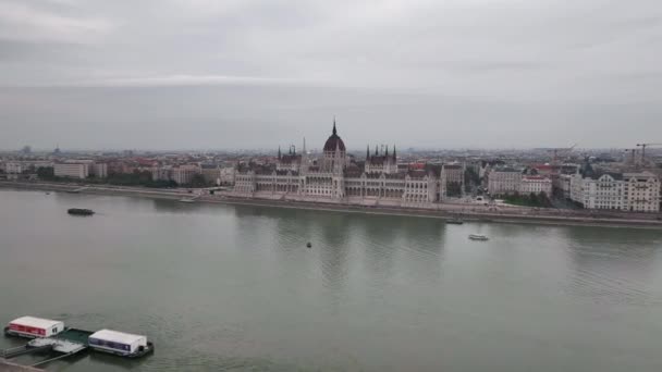 Establishing Aerial View Shot Budapest Hungarian Parliament Building Cloudy Day — Stock Video
