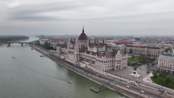 Establishing Aerial View Shot Budapest Hungarian Parliament Building Cloudy Day — Stock Video