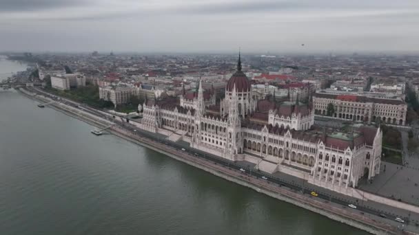 Założenie Aerial View Shot Budapesztu Budynek Parlamentu Węgierskiego Pochmurny Dzień — Wideo stockowe