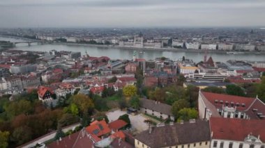 Macaristan 'ın bulutlu bir günde Budapeşte, Macaristan Parlamento Binası Havadan Görünüm Çekimi