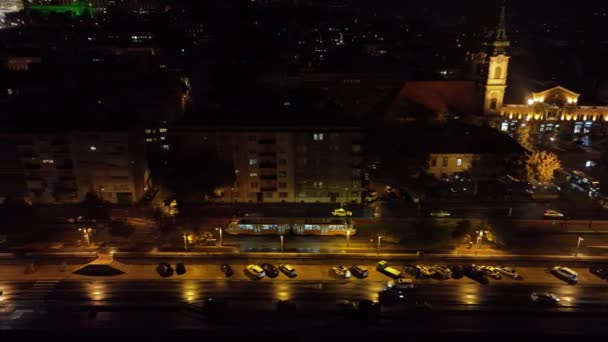 Typische Boedapest Tram Die Door Buurt Van Stad Nachts Luchtfoto — Stockvideo