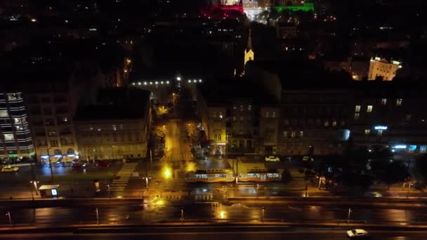 Typický Budapešť Tramvaj Procházející Městskou Čtvrtí Noci Letecké Sledování Sledovat — Stock video