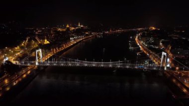 Budapeşte Elisabeth Köprüsü, Budapeşte, Macaristan 'ın üçüncü en yeni köprüsü, Buda ve Pest' i Tuna Nehri 'nin karşısına bağlıyor. Macaristan 'ın en büyük şehri olan geceleri hava manzaralı.