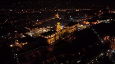 Budapeşte, Macaristan 'daki Budapeşte Sarayı' nın gece görüşü