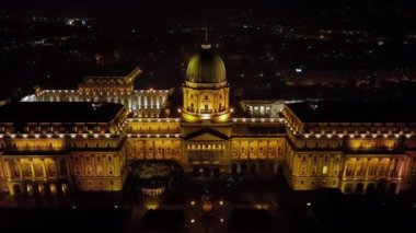 Budapeşte, Macaristan 'daki Budapeşte Sarayı' nın gece görüşü