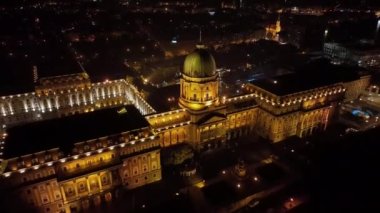 Budapeşte, Macaristan 'daki Budapeşte Sarayı' nın gece görüşü