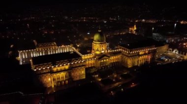 Budapeşte, Macaristan 'daki Budapeşte Sarayı' nın gece görüşü