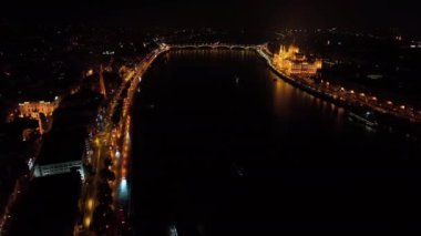 Tuna Nehri ile aydınlatılmış Macar Parlamento Binası 'nın havadan görünüşü. Budapeşte, Macaristan. Seyahat, turizm ve Avrupa 'nın Siyasi Simgesi Hedefi