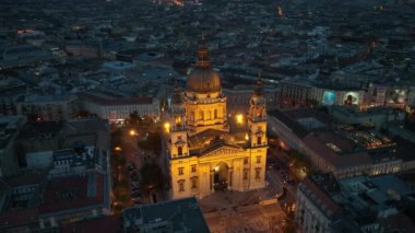 Budapeşte şehrinin hava manzarası gökyüzü ve geceleyin St. Stephens Bazilikası, Macaristan