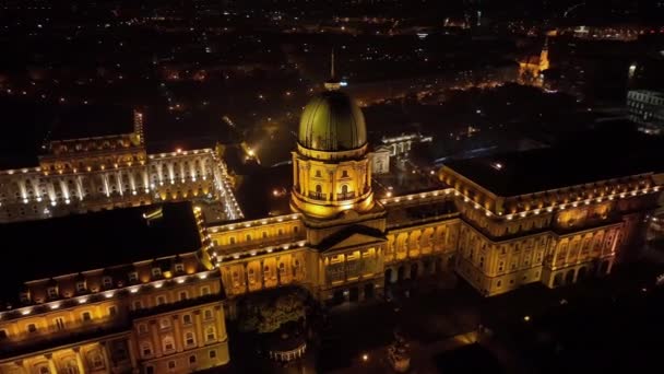ハンガリー ブダペスト市のブダ城王宮の空中夜景 — ストック動画
