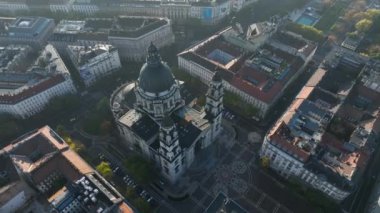 Sabahın erken saatlerinde St. Stephens Bazilikası 'nın havadan görüntüsü çekiliyor. Budapeşte, Macaristan