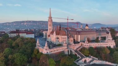 Güneşin doğuşunda Balıkçı Kalesi ve Matthias Kilisesi 'nin havadan görüntüsü çekilecek. Budapeşte, Macaristan