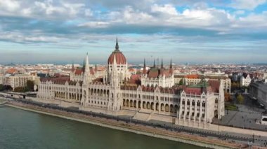 Budapeşte 'deki Macar Parlamento Binası' nın havadan görünüşü. Macaristan 'ın başkentinin gündüz manzarası. Seyahat, turizm ve Avrupa 'nın Siyasi Simgesi Hedefi.